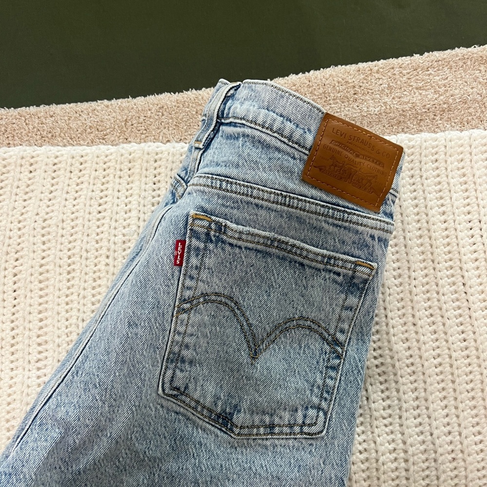 Light wash Levi wedgie jeans